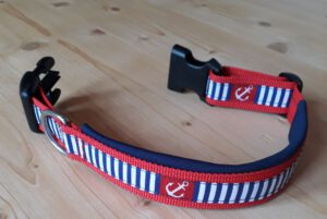 Hundehalsband in blau, rot und weiß. Es ist mit Neopren gefüttert und hat ein maritimes Muster.