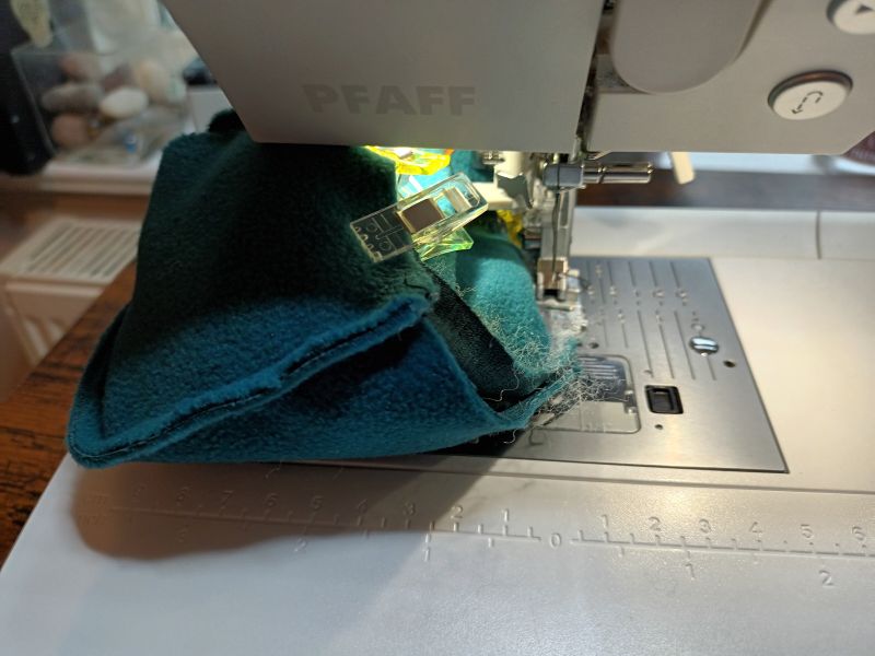 Krakenkopf und Krakenfuß werden unter der Nähmaschine zusammengenäht.