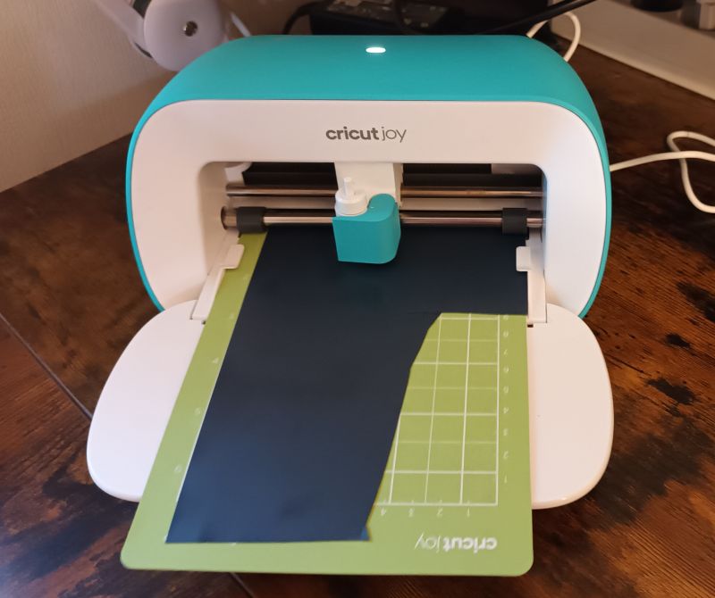 Cricut Joy schneidet Smart Iron-On Folie für das Gesicht der Krake.