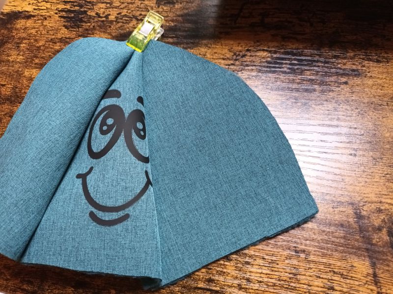 Kopfteile rund um das geplottete Gesicht positioniert.