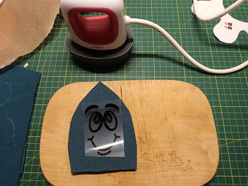 Aufgelegter Plott auf Softshellstoff, Cricut Mini-Presse steht bereit.