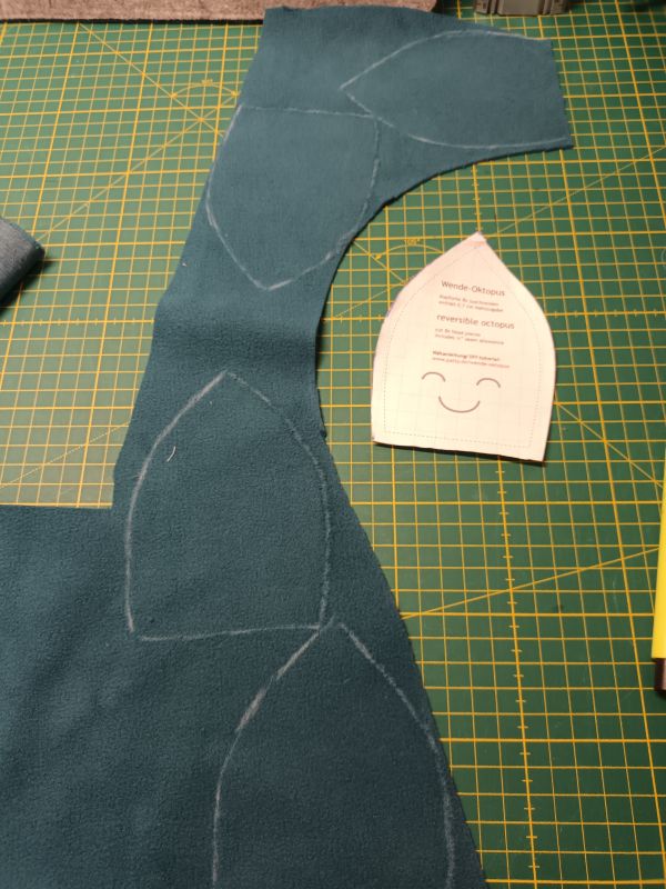 Kopfteile der Krake mit Kreidestift auf Stoff übertragen.