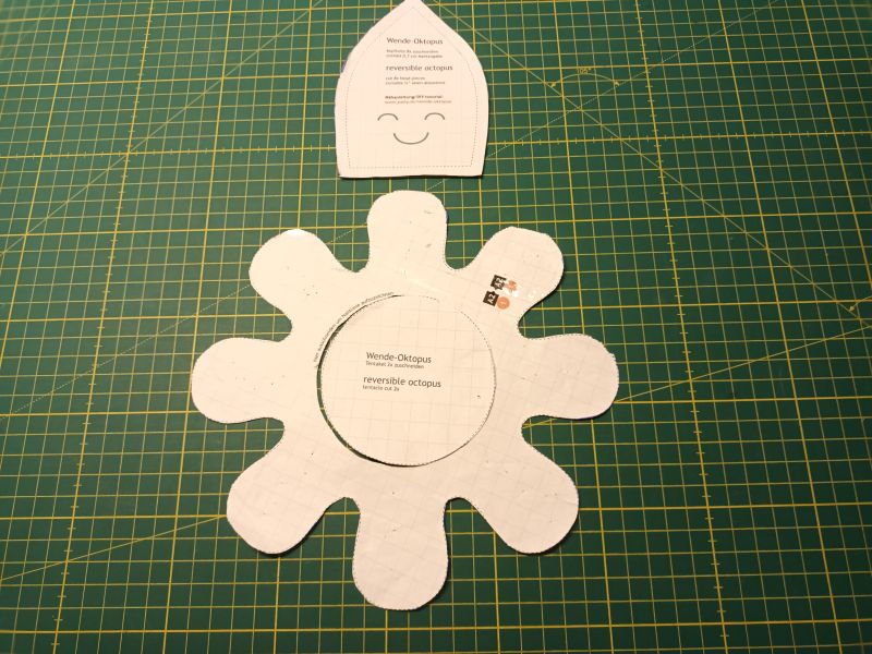 Ausgeschnittenes Papierschnittmuster für die Stofftier-Krake auf dem Tisch.
