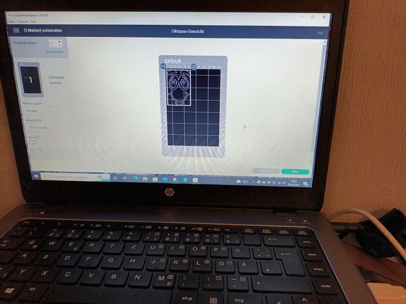 Laptop mit Cricut Design Space geöffnet, Gesicht der Stoffkrake wird vorbereitet.