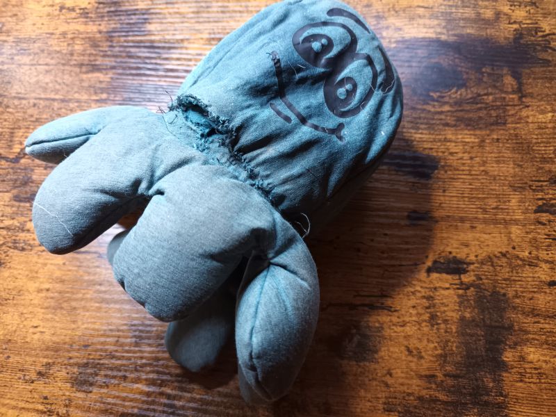 Kaputtes Stofftier-Krakenmodell aus Softshell, das als Vorlage für das neue Spielzeug dient.