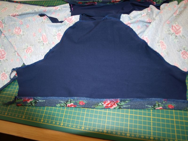 Seiten- und Ärmelnaht fertig genäht
