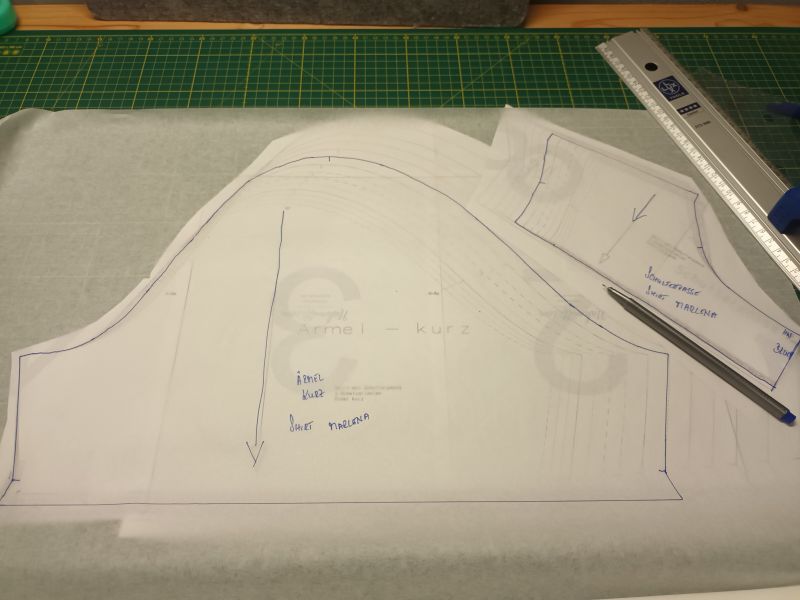 Ärmel wird auf Schneiderpapier übertragen