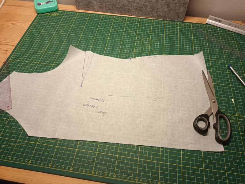 Vorderteil wird auf Schneiderpapier abgepaust