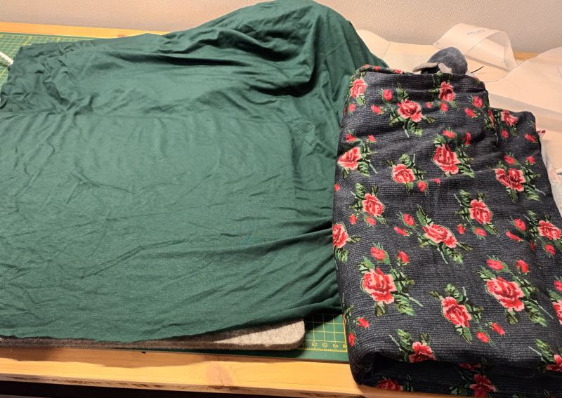 Erste Stoffauswahl aus gemustertem und grünem Jersey