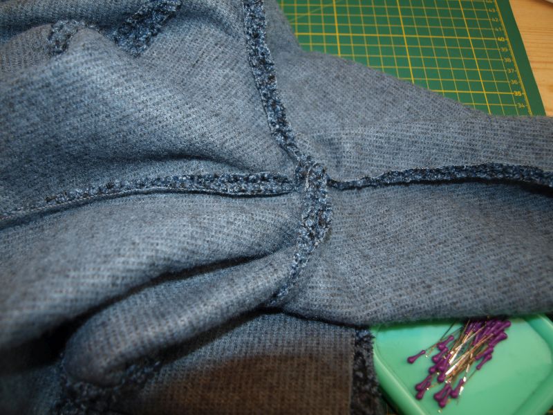 Detailaufnahme der Nahtkreuzung unter der Achsel einer selbstgenähten Jacke.