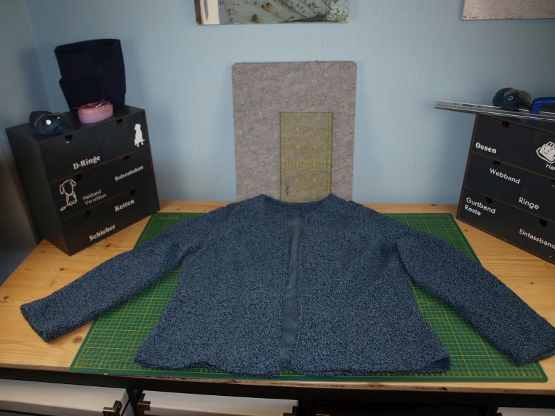 Fertige Jacke Cecile aus Bouclé als Flatlay von außen.
