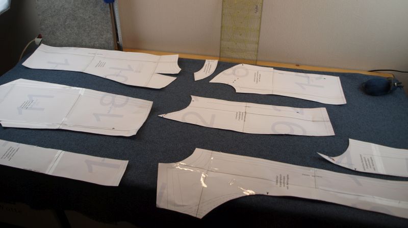 Papier-Schnittteile der Jacke Cecile aufgelegt auf Bouclé-Stoff.