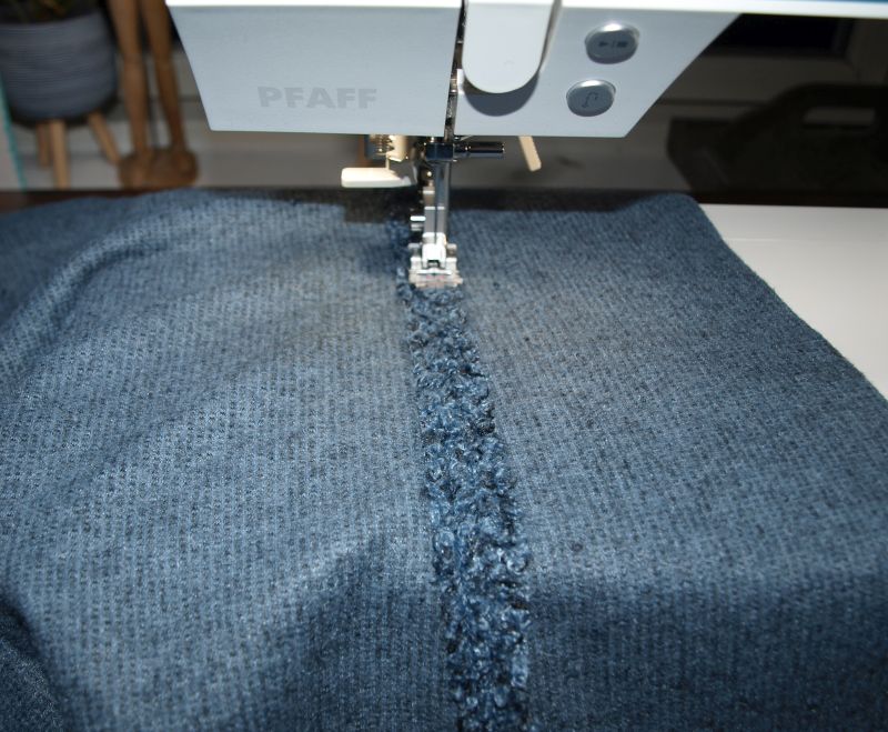 Bouclé-Stoffteil der Jacke Cecile beim Nähen unter der Nähmaschine.