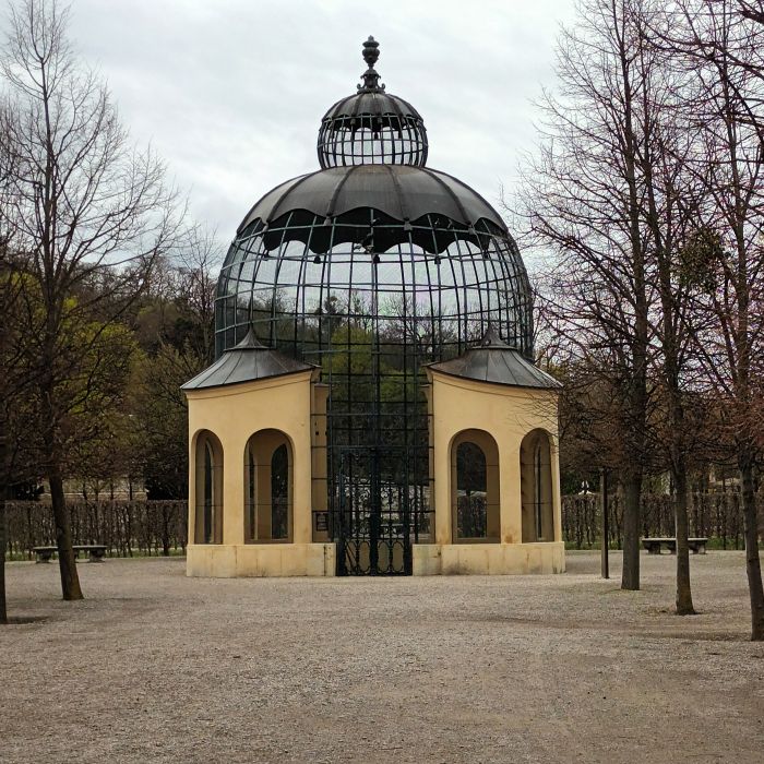 Große Vogelvoliere im Park von Schönbrunn