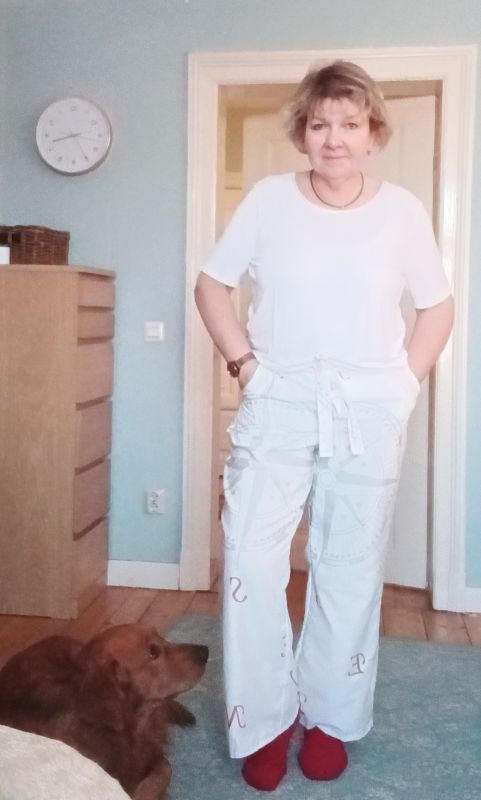 Tragebild der Pyjamahose; Hund Hudson liegt neben der Hose.