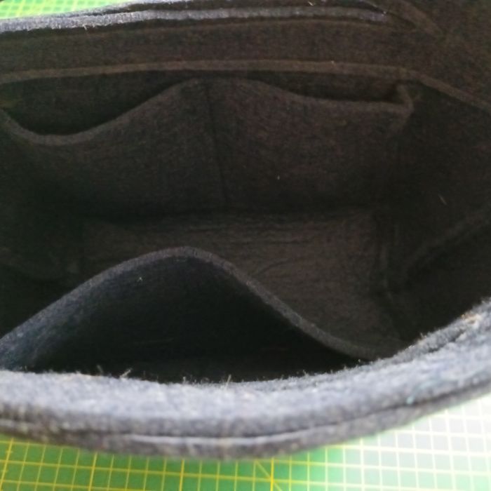 Blick von oben in den Filz-Organizer mit mehreren Innenfächern für Zubehör.