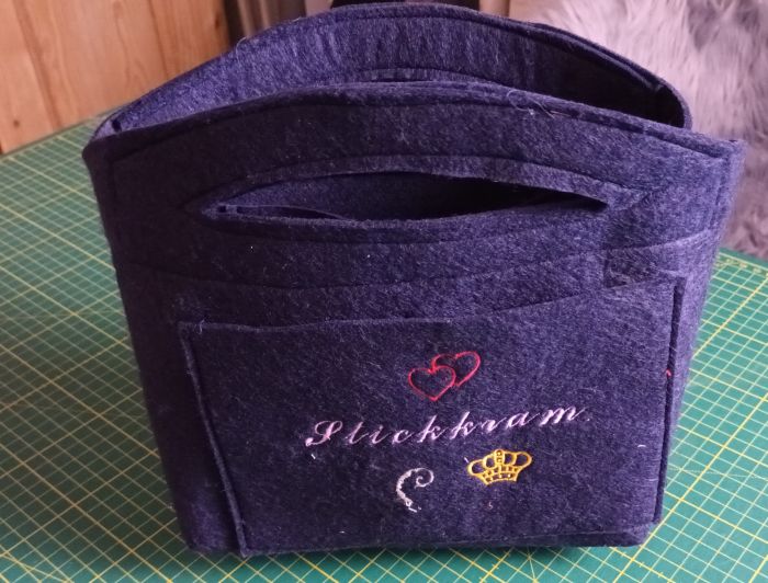 Fertig bestickter Filz-Organizer mit dem Wort „Stickkram“, Herzchen, Krone und einem kleinen Stickfehler.