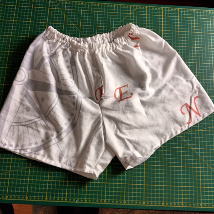 Flatlay der aus Bettwäsche genähten Herren-Panty „Piet“, Vorderseite.