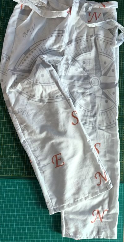Aus Mako-Satin genähte Pyjamahose liegt als Flatlay auf dem Boden.