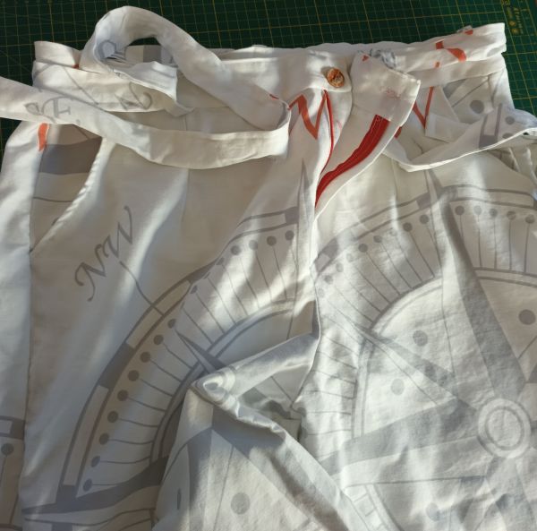 Nahaufnahme des selbstgenähten Bindegürtels aus Satin.
