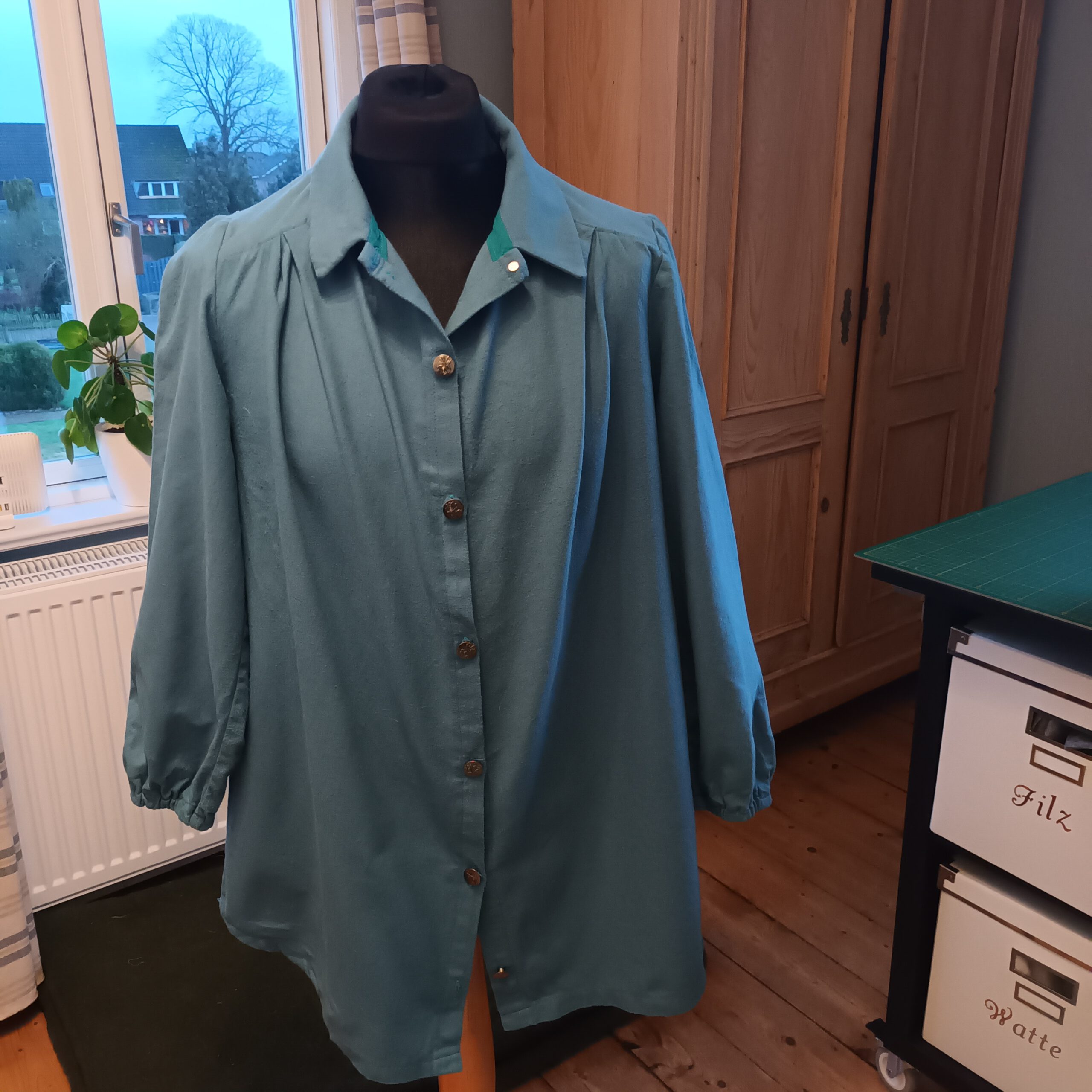Finale Robá aus petrolfarbenem Flanell, Vorderansicht auf der Schneiderpuppe.
