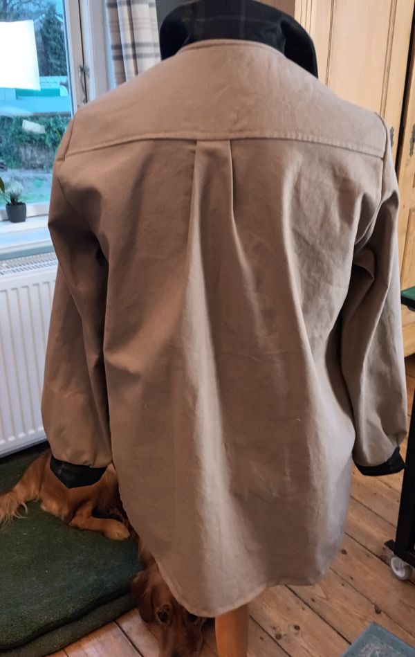 Probe-Hemdbluse Robá aus Canvas, Rückansicht auf der Schneiderpuppe.
