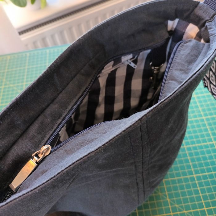 Blick ins Innere der genähten Tasche Annie mit kariertem Futter und eingenähtem Schlüsselkarabiner.