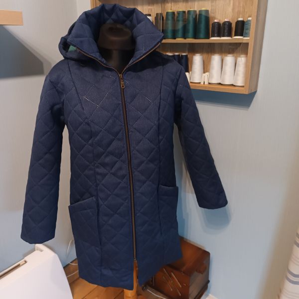 Fertig genähte Buffán-Jacke aus Rautenstepper, geschlossen, mit sichtbaren Wiener Nähten