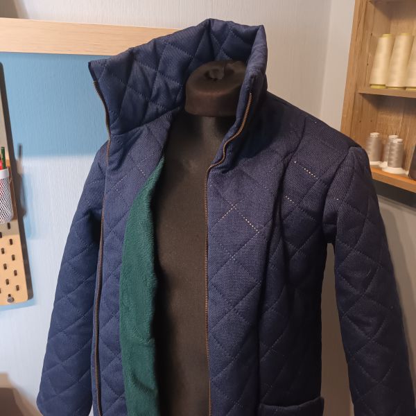 Selbst genähte Steppjacke Buffán in langer Form auf der Schneiderpuppe, geöffnet mit sichtbarem Fleecefutter