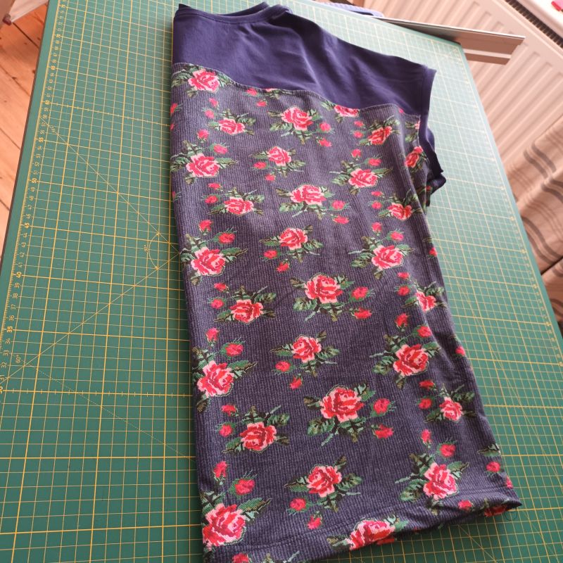 Shirt Sara von Pattydoo als Flatlay im Rosenmuster