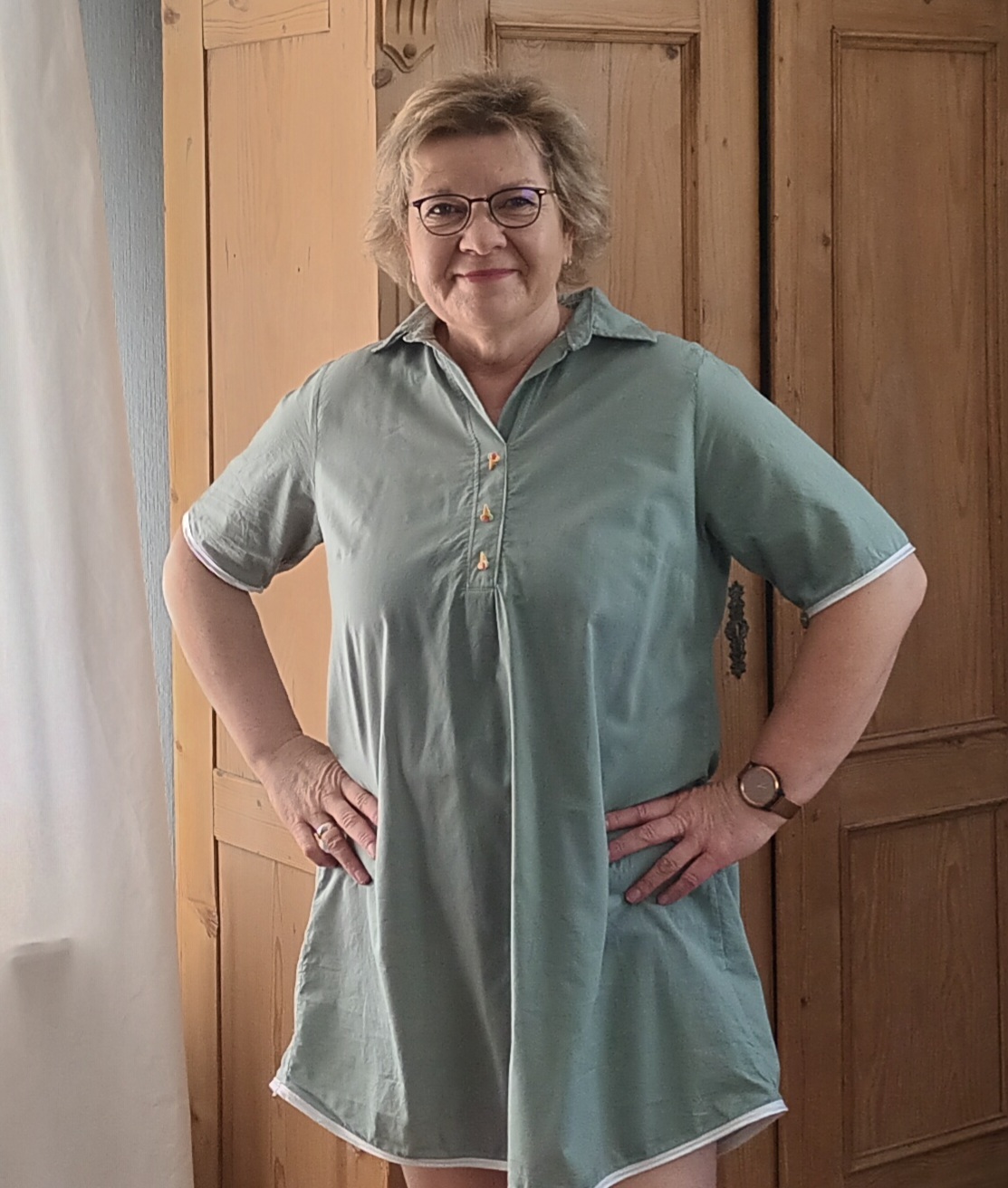 Tragebild des Nachthemds Linnea aus Mint-Popelin