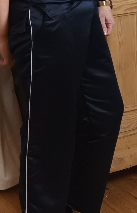 Tragebild der blauen Satin-Palazzohose