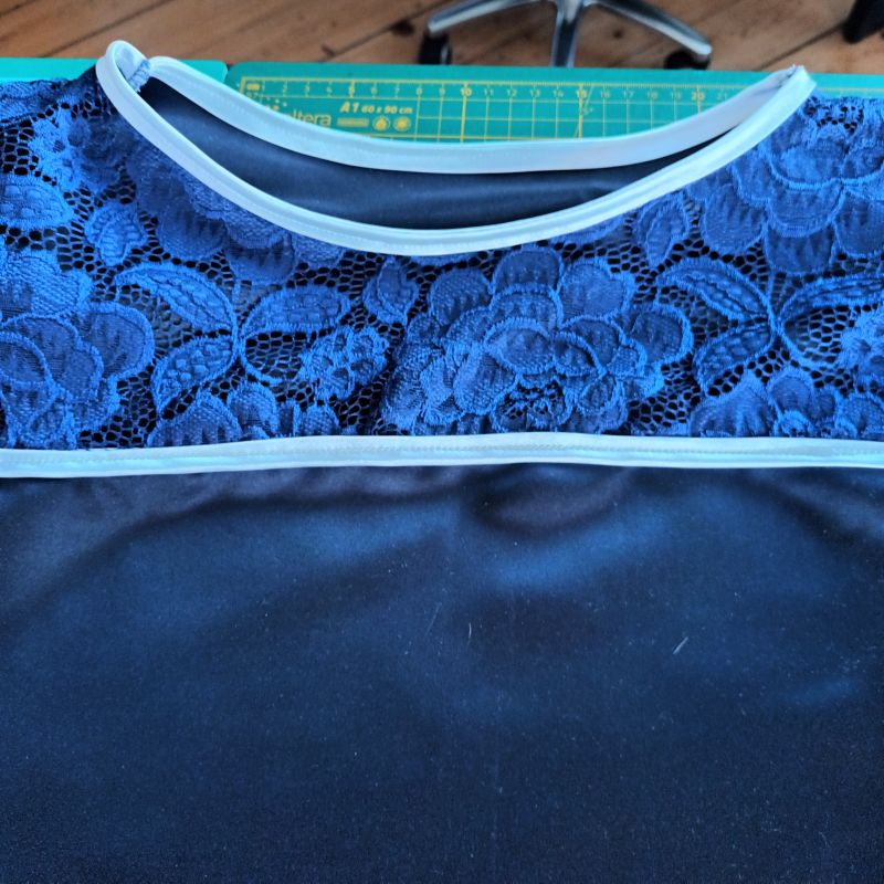 Genähtes Oberteil Sara aus Spitze und Satin im Detail