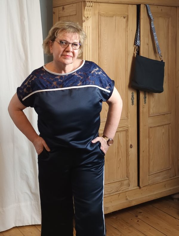 Komplettes Tragebild des Satin-Schlafanzugs aus Spitze und Satinband