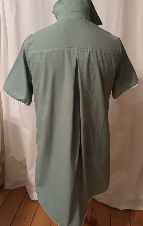 Rückansicht des Nachthemdes Linnea in Mint