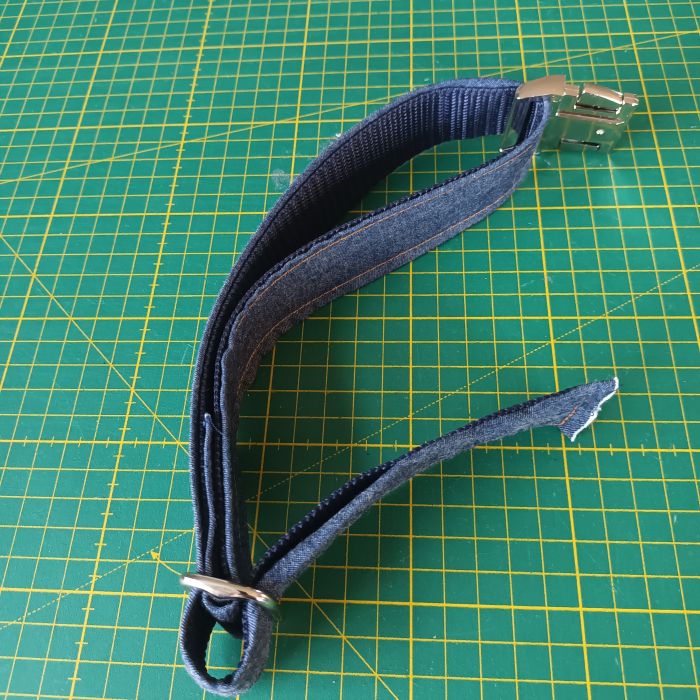 Detailbild für die richtige Position von Klemmschliesse und Gurtbandschieber für ein Hundehalsband