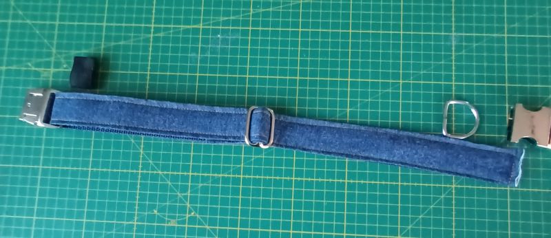 Zum fertigen Halsband werden die 2. Klemmschliesse, der D-Ring und die Gummischlaufe gelegt
