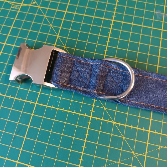D-Ring und 2. Klemmschliesse sind am Jeansband für das Halsband angenäht