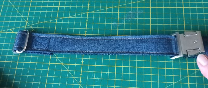 Die Klemmschließe für das Halsband muss in der richtigen Position angebracht werden.