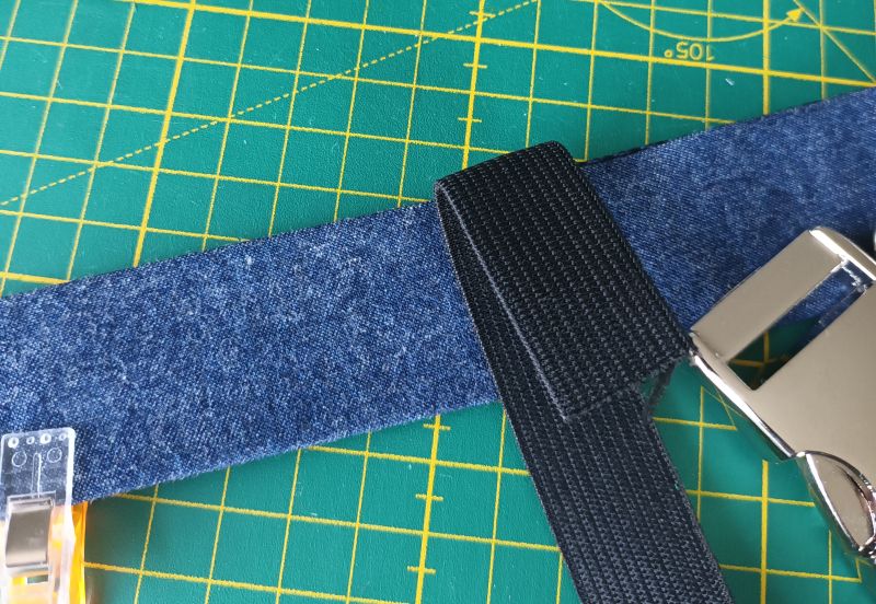 Jeans, Gummiband und Klemmschliesse sollen ein Halsband werden
