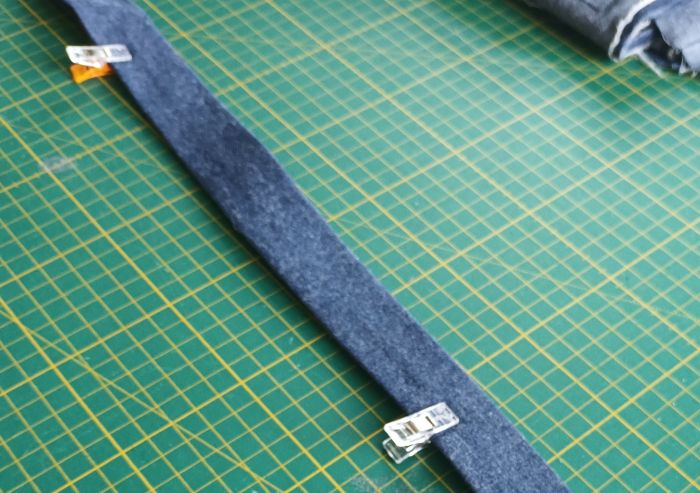 Der Jeansstoff ist geklammert und soll genäht werden