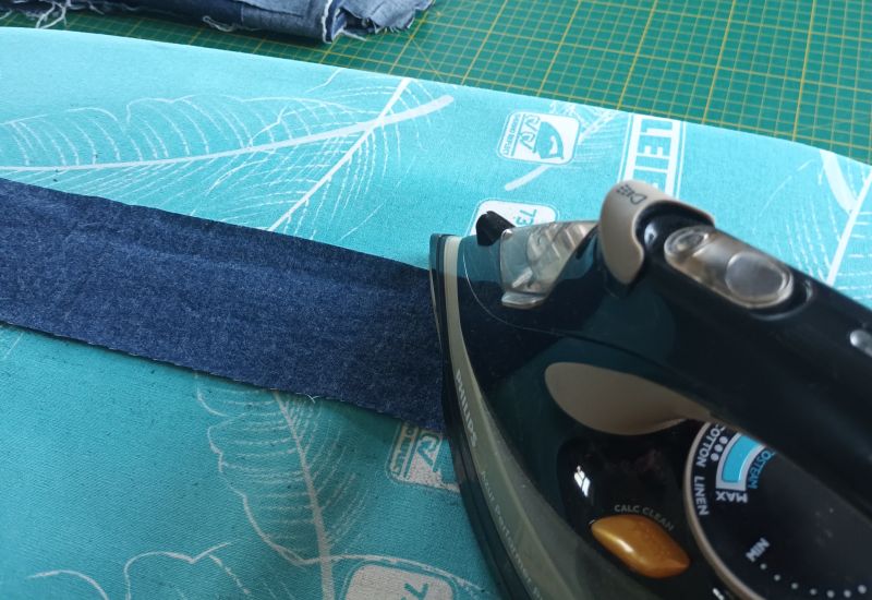 Der Jeansstreifen wird gebügelt