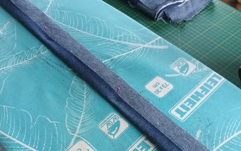 Jeansstreifen eingefaltet und festgepint