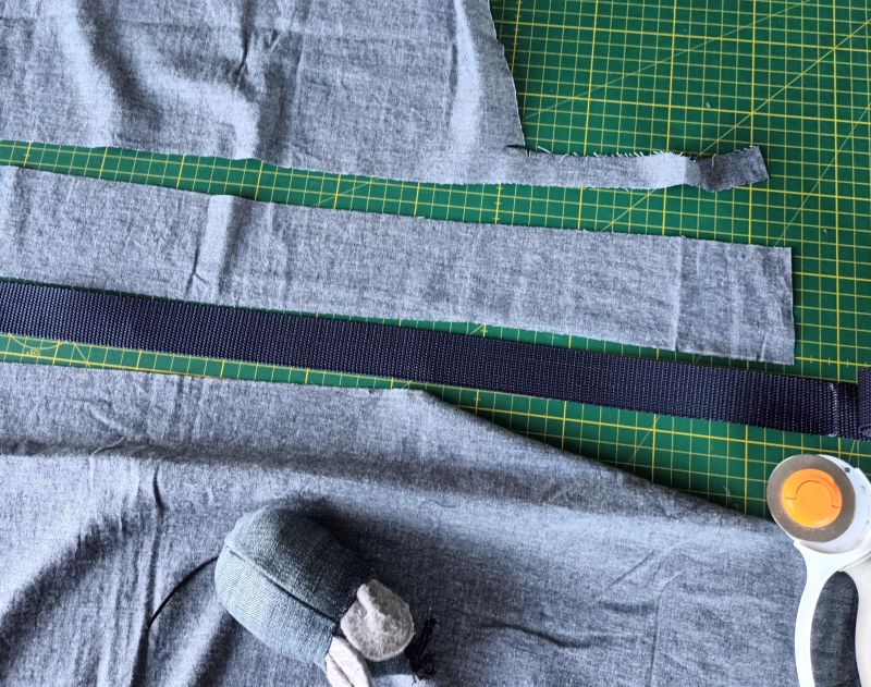 Zuschnitt der einzelnen Jeans-Stoffe für ein Hundehalsband