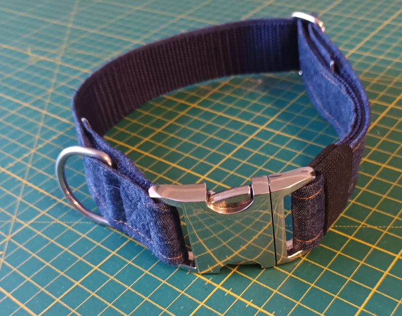 Fertiges Jeans-DIY-Hundehalsband mir Klemmschließe in Alu und D-Ring
