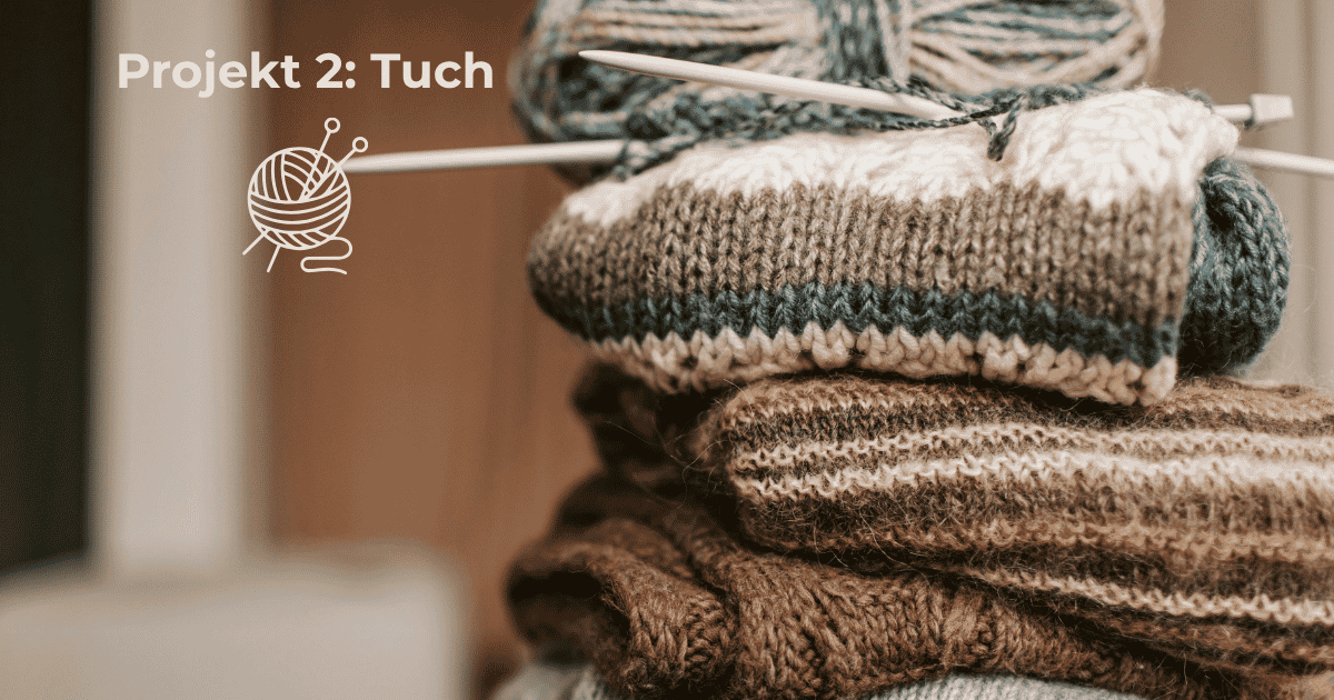Ein Stapel gestrickter Wollsachen steht als Beitragsbild für das gestrickte Tuch aus dem Strickkurs