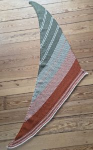 Das fertig gestrickte Dreieckstuch Drachenfels